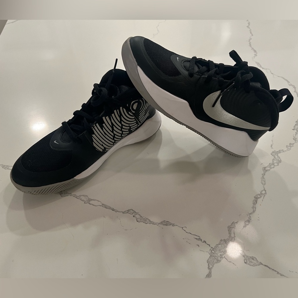 Nike Team Hustle D 9 'Kids Basketball Shoes GS Mid-top Black AQ4224-001 3.5 Y